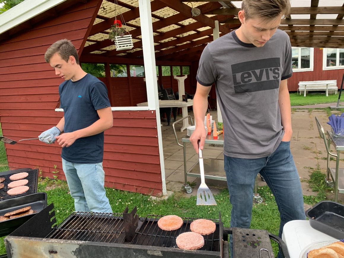 "Må bra vecka 30" Jesper och Arvid grillar